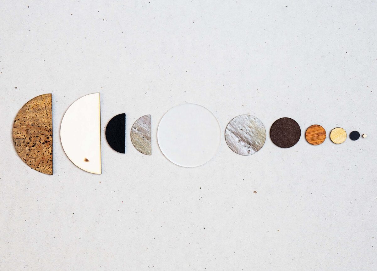 Materialauswahl als abstrakte Planeten-Reihe: Kork, Holz, Filz, Acryl und mehr