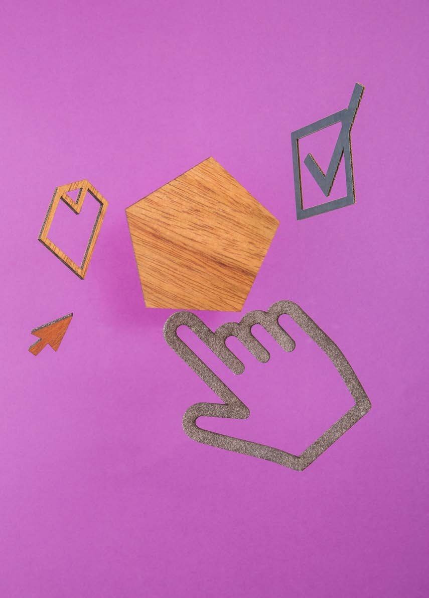 Holz-Pentagon mit Cursor-Hand und Häkchen auf lilafarbenem Grund