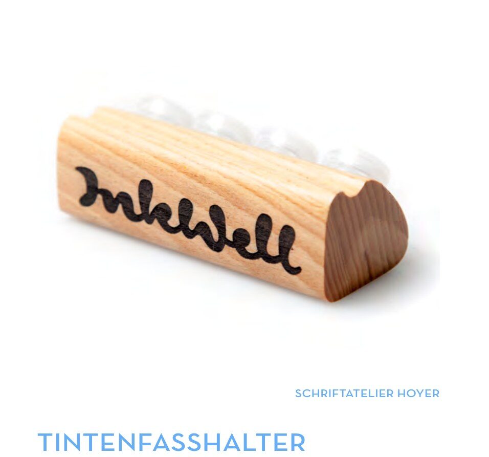 Gravierter Tintenfasshalter aus Buche für Schriftatelier Hoyer